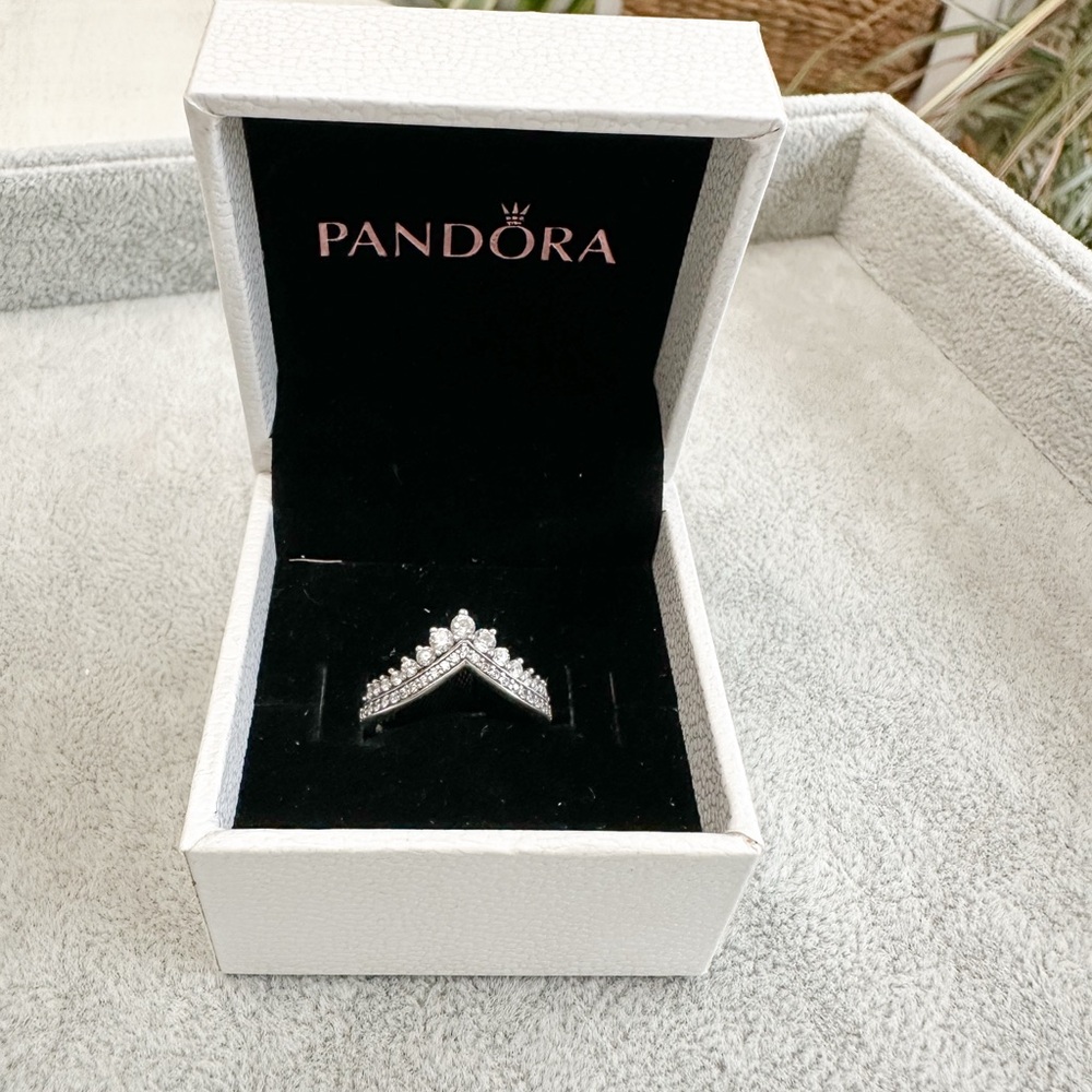 Pandora Princess Wishbone Ring
Sterling silver size 6